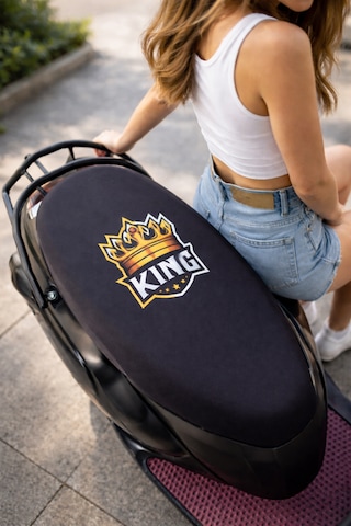 Kemboss King Baskılı Motor Sele Kılıfı Lastikli Bağlamalı Universal Uyumlu Motosiklet Koltuk Koruyucu Siyah