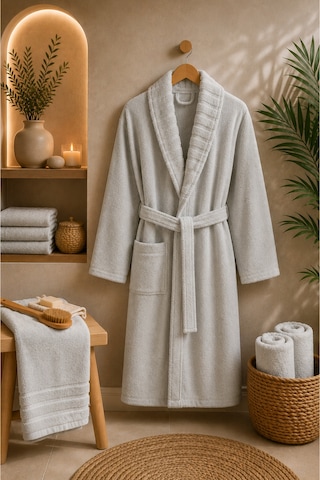 Carla Havlulu Bornoz Seti Unisex Bornoz + 50x90 Baş Havlusu, Yumuşak Dokulu, 340 Gsm, S/m - L/xl Açık Gri Carla Havlulu Bornoz Seti Unisex Bornoz + 50x90 Baş Havlusu, Yumuşak Dokulu, 340 Gsm, S/m - L/xl Açık Gri