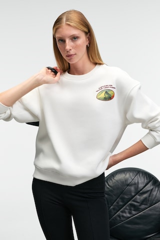Grımelange Vıstara Kadın Nakış Detaylı Yuvarlak Yaka Regular Fit Beyaz Sweatshirt Beyaz