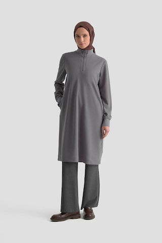 Armine Trend Kolları Ve Yakası Ribanalı Yarım Fermuarlı Crep Tunik Gri 25kt456 Gri