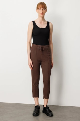 On Fashion Regular Fit Dar Paça Lastikli Bel Dokuma Kadın Pantolon Kahve