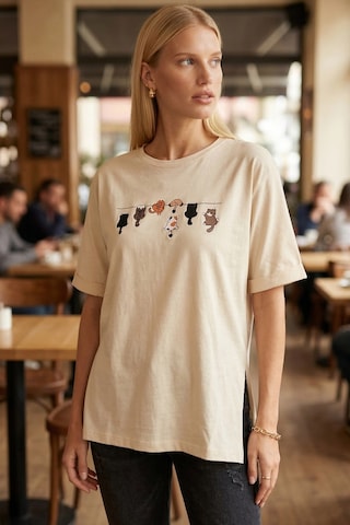 Armonika Kadın Krem Önü Kedi Baskılı Yanları Yırtmaçlı Pamuklu T-shirt Arm-26y137002
