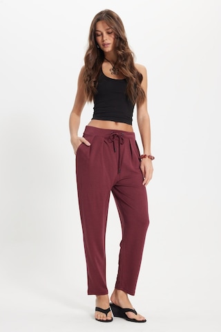 Tudors Kadın Regular Fit Klasik Kesim Beli Bağcıklı Pileli Çift Cepli Bordo Pantolon-50824