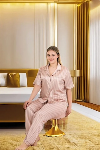 Veraura Lifestyle Kadın Büyük Beden Şık Tasarım Vizon Çizgili Düğmeli Kısa Kol Lüx Saten Pijama Takımı