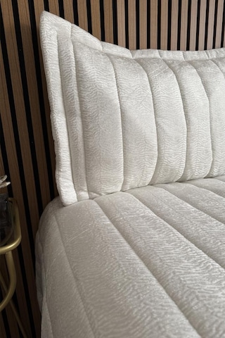 Velmira Jakarlı Kadife Elyaf Dolgulu Yatak Örtüsü 240x240 Cm Krem Krem
