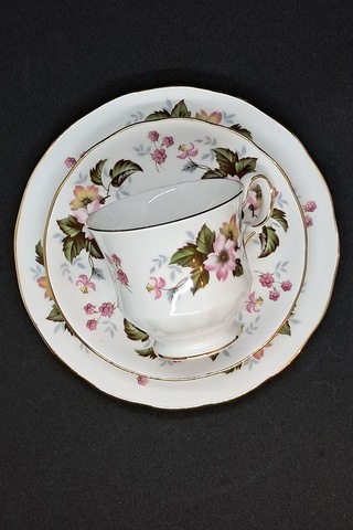 Yeşil Pembe Floral Vintage Çay Fincanı 3 Parça Yeşil