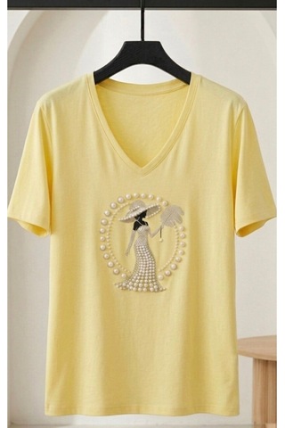 V Yaka İnci Taş İşlemeli Şapkalı Kadın Figürlü Premium T-shirt Sarı
