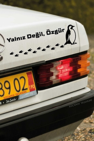 Nihilist Penguen Sticker Yalnız Değil Özgür Penguen Araba Stickerı Siyah Oto Kaput Yazı Sticker 40 Cm