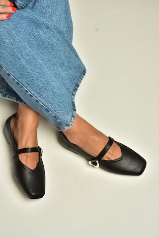 Fox Shoes Y726632609 Siyah Kalp Toka Detaylı Kadın Babet