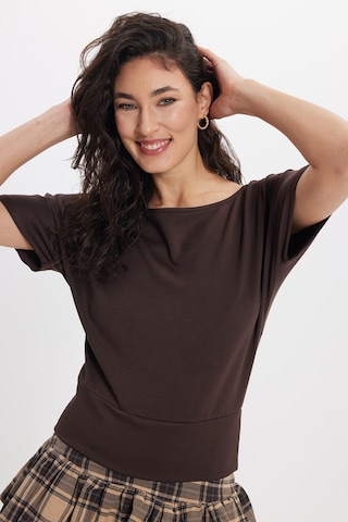 Tudors Kadın Slim Fit Dar Kesim Kısa Kollu Kayık Yaka Kahverengi Tişört-50565