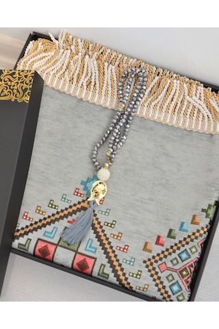 Hediyelik Seccade Tesbih Seti Kilim Desenli Kadife Astarlı Seccade, Kristal Tesbih Ve Özel Kutulu Lüks Hediye Seti Gri