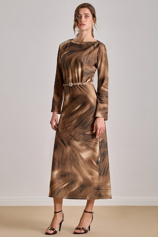 Bilekte Boy Kahverengi Desenli Elbise Kahverengi