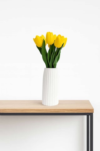 Vazoda Islak Görünümlü Yapay Sarı Laleler Modern Dekor Aranjmanı Vazo + 8 Li Güller Beyaz