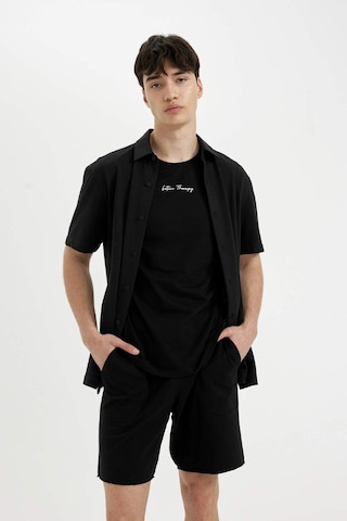 Defacto %100 Pamuk Slim Fit Dar Kesim Dar Paça Cepli Basic Düz Şort B8673ax25smbk81 Siyah