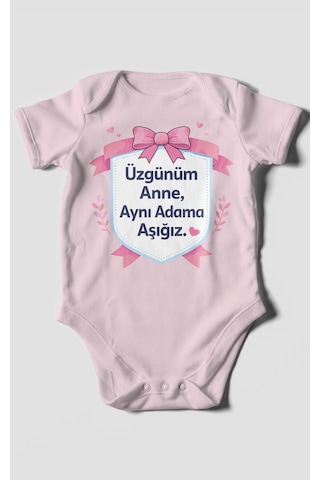 Morivokids Üzgünüm Anne Aynı Adama Aşığız Kısa Kollu Bebek Body %100 Pamuk Bebe Pembe
