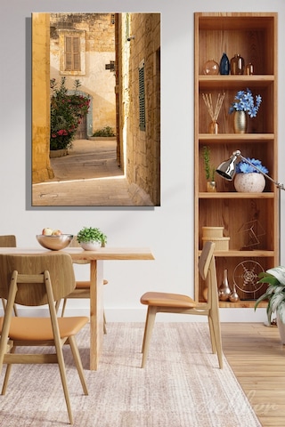 Malta'nın Eski Başkenti Mdina Şehrindeki Dar Ve Tarihi Bir Sokak Dikey Kanvas Tablo 3905 Çok Renkli