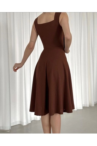 Kadın Krep Kumaş Askılı Kalp Yaka Düğme Detay Midi Boy Elbise Kahve