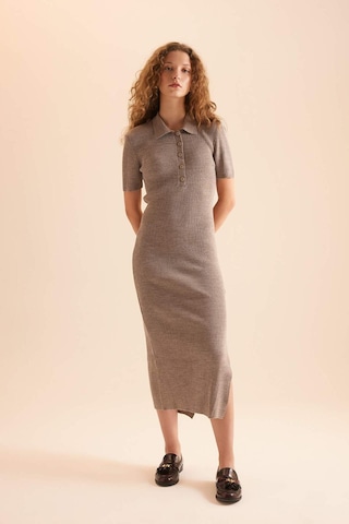 DeFacto Fitted Polo Yaka Kısa Kollu Yırtmaçlı Midi Triko Elbise - Bej D4914AXNSBG476