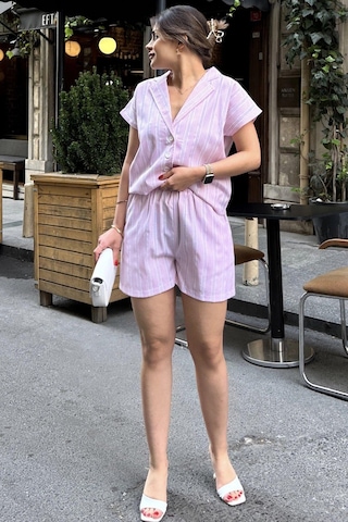 WeShaya Pembe Apaş Yaka, Kısa Kol Gömlek & Beli Lastikli, Cepli Şort - Çizgi Desen Fisto Alt Üst Takım Pembe