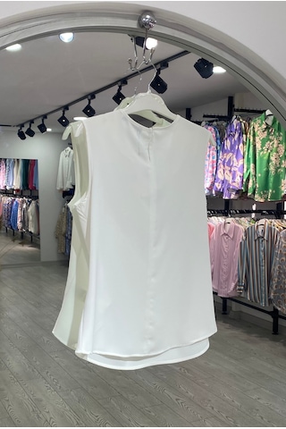 Pera Moda Dökümlü Degaje Yaka İç Göstermeyen Kısa Sıfır Kollu Bluz Gömlek Beyaz