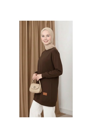 Unika Boutique Kadın Bisiklet Yaka Tesettür Yırtmaçlı Armalı Tunik Sweat Sweatshirt Kahverengi