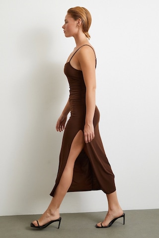 Yanı Büzgülü Askılı Elbise Yırtmaçlı Kahve Kahve