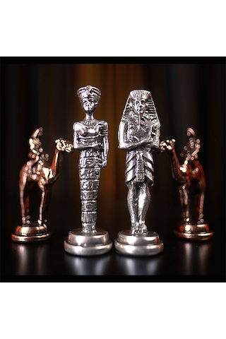 Gifthome Metal Mısır Satranç Takımı Antik Ve Rustik Ceviz Desenli Mdf Sandıklı Satranç Tahtası 36x36x6 Cm.