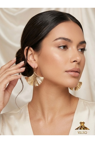 Yaprak Model Çelik Küpe Altın