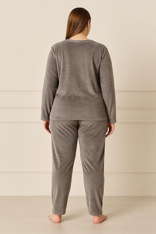 Pemilo Kadın 13213-2653 Büyük Beden Kadife Pijama Takımı Gri Gri