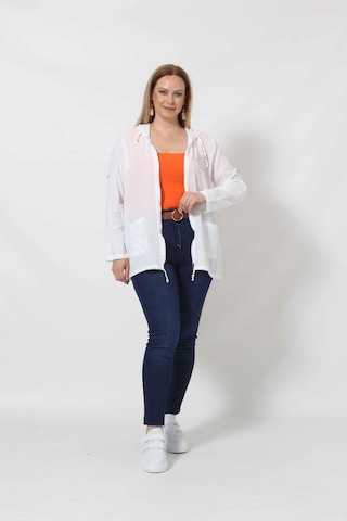 B1016b Beyaz Yıldız Baskılı Kapüşonlu Fermuarlı Ceket 001