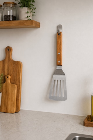 Japon Spatulası Bıçaklı Ve Delikli - Profesyonel 304 Kalite - Teppanyaki Stil Spatula - Ahşap Akasya Saplı - Hem Dekoratif Hem Pratik Çelik