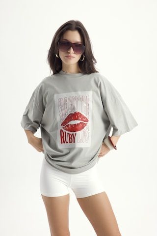 Mai Studios Co. Lip Print Oversize Gri T-shirt Gri