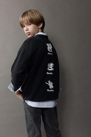 DeFacto Erkek Çocuk Oversize Geniş Kalıp Bisiklet Yaka Sırt Baskılı Yıkamalı Soluk Efektli Sweatshirt D8494A825SPBK81