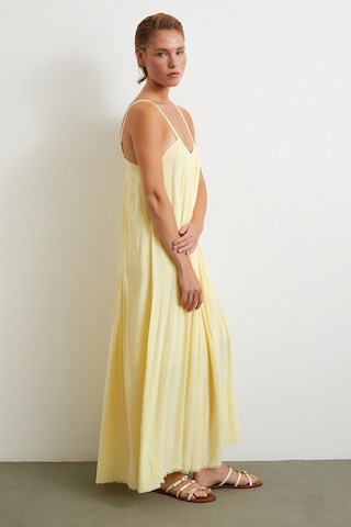 Askılı Piliseli Geniş Elbise Sarı Sarı