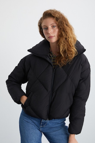 Manon Kadın Dik Yaka Kapitone Desenli Orta Kalınlıkta Rüzgar Geçirmez Şişme Dış Giyim Siyah Mont