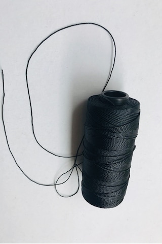 Makaralı Siyah Renk Tesbih İpi...200 Metre . 80 Gramdır...