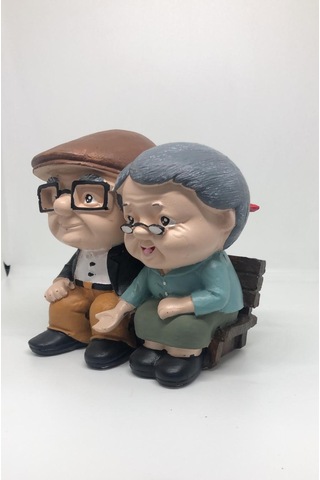 Lebron Bankda Oturan Yaşlı Çift