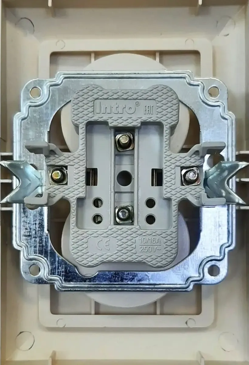 Intro Solo Marka Topraklamalı Gömme Çift Priz 16a-250v 262136471 4-205-01