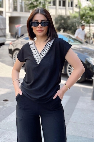 WeShaya Siyah V Yaka, Kısa Kol, Kendinden Dokulu Kumaş, Salaş & Rahat Kalıp/kesim, Garnili Bluz & T-shirt Siyah