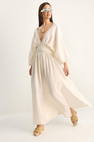 Shade Kadın Dantel Detaylı V Yaka Beli Oturtmalı Yırtmaçlı Müslin Maxi Elbise 6019 60286185 - Krem