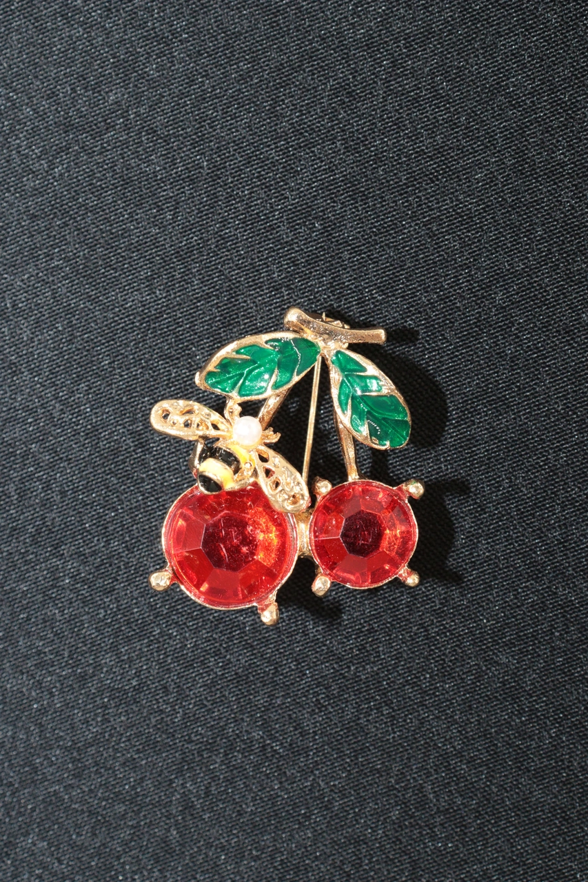 Yazın Neşesi Arılı Kiraz Broş. Altın Dallı Kristal Taşlı Yakut Renkli Kiraz Arı Kadın Yaka İğnesi Gold Kıımızı