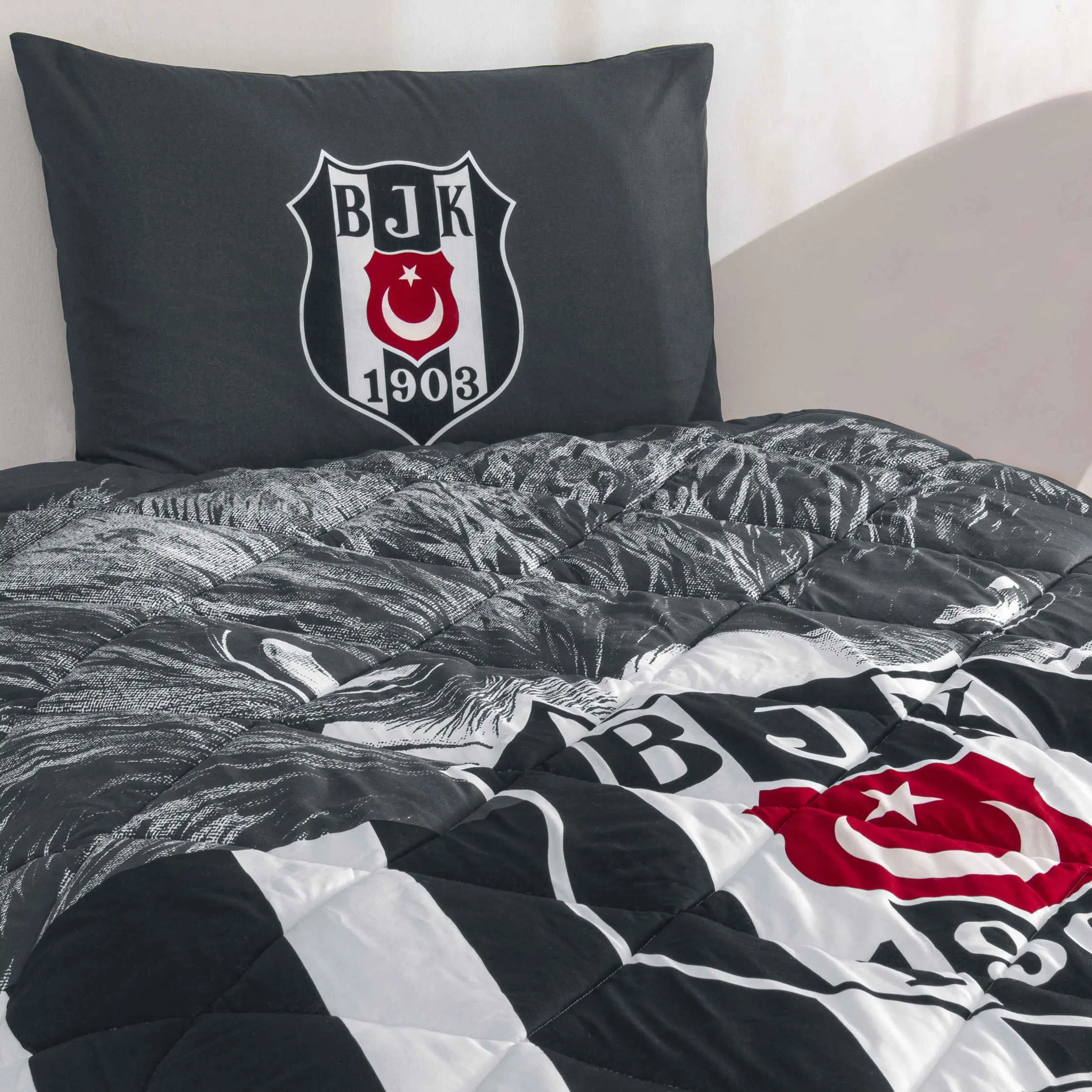 Taç Lisanslı Beşiktaş Şanlı Kartal Pamuk Tek Kişilik Yorgan Seti Beyaz - Siyah