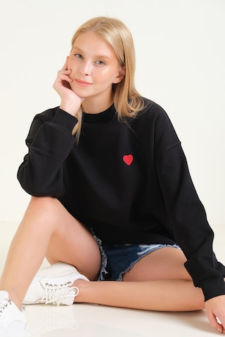 Giyim Dünyası Kadın Kalp Nakışlı 3 İp Şardonlu Oversize Sweatshirt Siyah 001