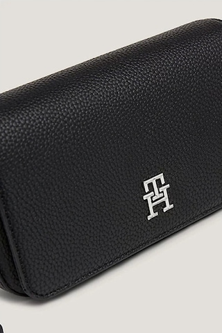 Tommy Hilfiger Kadın Th Emblem Flap Çapraz Çanta Siyah