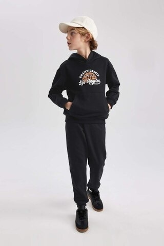 DeFacto Erkek Çocuk Baskılı Kanguru Cepli Kapüşonlu Sweatshirt B7821A8NSBK81 Siyah