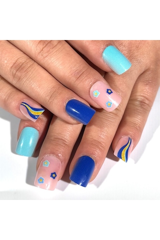 Kısa Çiçek Çizgileri Parlak Tırnaklar Renkli Çizgiler Pembe Ve Mavi Renk Uyumlu Basit Günlük Manikür 24 Adet Sahte Tırnak Dahil Araçlarys010