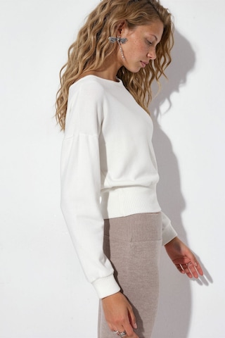 Hiccup Busem Kadın Kısa Bisiklet Yaka Sweatshirt Tozlu Beyaz