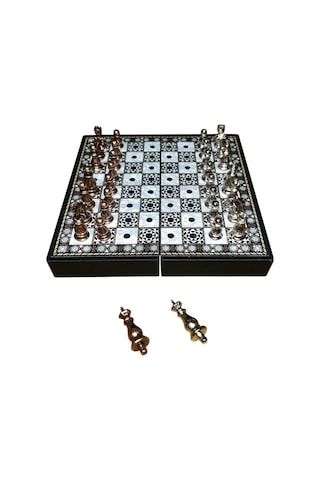 Gifthome Pocket Serisi Küçük Boy Metal Antik Taş Ve Sedef Desenli Kutulu Klasik Satranç Takımı 13,5 X 13,5 Cm.