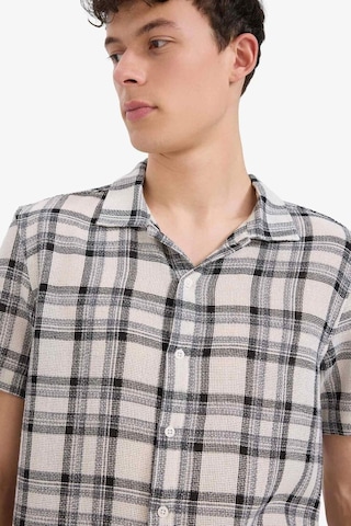 DeFacto Regular Fit Polo Yaka Kareli Yazlık Pamuklu Kısa Kollu Gömlek D7661AX25SPER42
