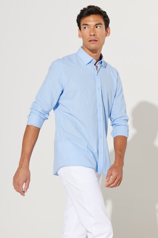 AC&Co / Altınyıldız Classics Erkek Mavı Tailored Slim Fit Dar Kesim Düğmeli Yaka Keten Görünümlü %100 Pamuk Flamlı Gömlek Mavi